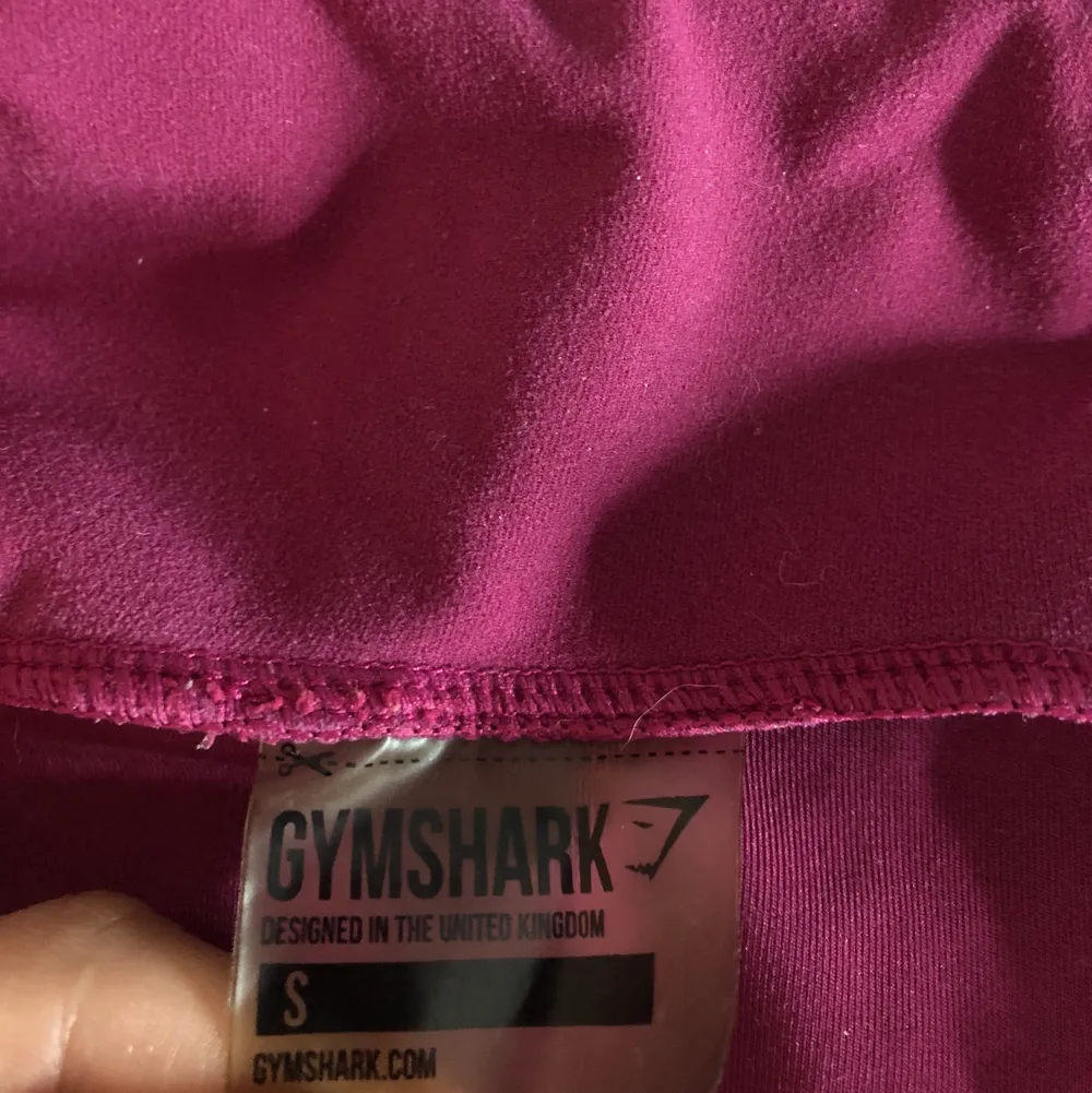 Rosa gymshark leggings, sitter bra på och bekväma😁 säljer dom för 250kr plus frakt😊. St, s . Jeans & Byxor.