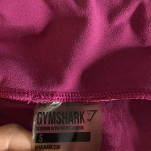 Rosa gymshark leggings, sitter bra på och bekväma😁 säljer dom för 250kr plus frakt😊. St, s 