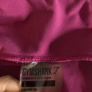 Gymshark leggings st, s - Rosa gymshark leggings, sitter bra på och bekväma😁 säljer dom för 250kr plus frakt😊. St, s 