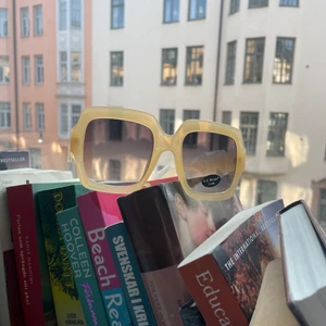 Gula solglasögon - Stora gula solglsögon från asos (AJ Morgan)  kostade 140kr på rea. 