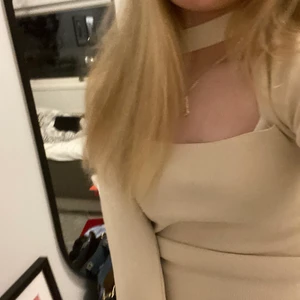 Zara topp - Säljer den här väldigt populära och snygga zara toppen! Den är i storlek S och sitter jätte bra på mig som oftast har S, den är även stretchig så det beror på hur man vill att den sitter. Har enbart använt toppen en gång och dem har inga fläckar osv… KÖPAREN står för frakt. Skriv privat vid intresse, om många är intresserade kanske jag startar en budgivning. Börjar priset på: 200kr. KÖP DIREKT: 270kr