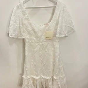 Studentklänning  - Väldigt fin studentklänning i storlek 36. Klänningen är helt oanvänd och alla lappar sitter kvar, från Showpo! Säljer pga att jag köpte flera olika men bara vill behålla en. Fler bilder finns om så önskas. Jag köpte klänningen för 700kr och säljer för 400kr, kram 🌸💕💌