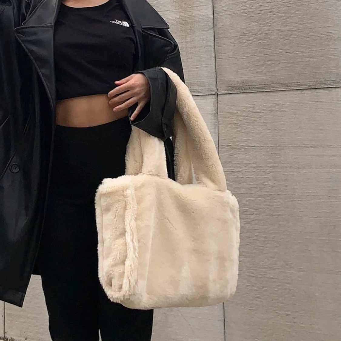 Toteväska i fuskpäls