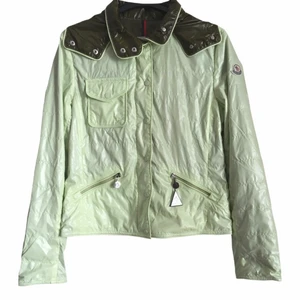 Moncler jacka - Säljer nu denna lite tunnare moncler jackan köpt ifrån Vestiaire Collective. Självfallet äkta!! Nyskick utan några defekter. Skriv vid frågor💗 