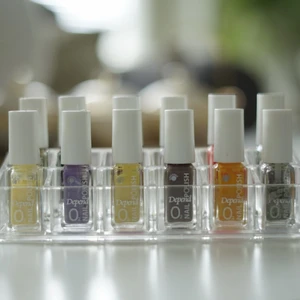 Nagellacksbehållare - Behållare för nagellack eller annat valfritt. Plats för 12 objekt. Genomskinlig hård plast i superbra skick. Inga fel. Använts sparsamt. Längd: 16,5 cm. Bredd: 6 cm. Höjd: 4 cm