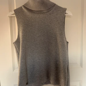 Stickad väst - Säljer denna superfina stickade västen ifrån zara! 