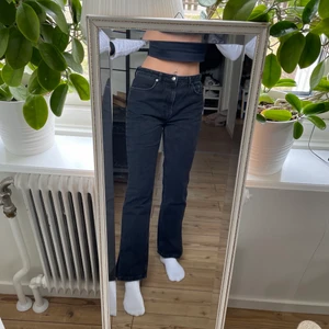 Jeans - Straight jeans i strl 40. Har slitsar i benen. Använder aldrig, därav säljer jag. Emelie Malou x NA-KD