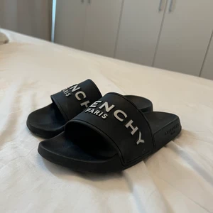 Givenchy tofflor storlek 35 men passar36 - Säljer mina Givenchy tofflor i storlek 35, men passar för dom som har 36 då dessa är stora i storlek! inköpta på Miinto så kvitto och ordernr etc digitalt finns,! Fint skick! + du får med dustbag och kartong