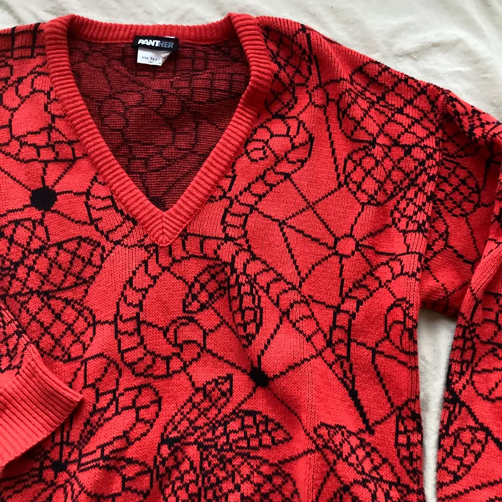 häftig tröja med unikt blommigt mönster. köpt på secondhand butik, älskar verkligen men passar inte i rött🥲väldigt oversized på mig som är XS/150cm, PM för fler bilder<3. Stickat.
