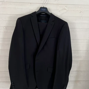 Kostym -Digel svart  - Knappt använd kostym i mycket bra skick. Kemtvättad. Slim fit