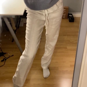 Linnebyxor  - Säljer linnebyxor i storlek XS (byxorna på bilden är i S då XS va lite för små för mig). Helt slutsålda på hemsidan. Säljer endast vid bra bud skickar annars tillbaka. Köpt som ett set med en skjorta till. Säljer skjortan i S. Vid flera intresserade startas budgivning, bud är bindande! 