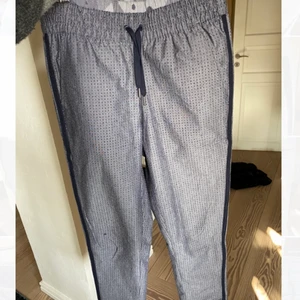 Gråa byxor - Säljer dessa coola och speciella byxorna från Adidas, inköpta från deras egna affär i Köpenhamn🤍 De är endast använda ca 4 gånger så de är i bra skick. Det är storlek 36, vilket motsvarar S⚡️⚡️ Skriv om det önskas fler bilder så skickar jag privat💙💙