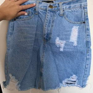 Jeans kjol  - En perfekt kjol till sommarn, verkligen super fin men den är tyvärr för liten för mig. Den är ganska tajt men verkligen superfina 🥰
