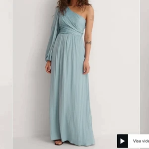 Balklänning - Säljer denna super fina lång klänningen som funkar till t.ex en bal. Storlek 34. Använd 1 gång så nästan som ny (slutsåld). Sitter snyggt och fin blå färg. Nuddar marken på mig som är 170 så passar även någon som är längre 💓 Använd inte köp nu funktionen!