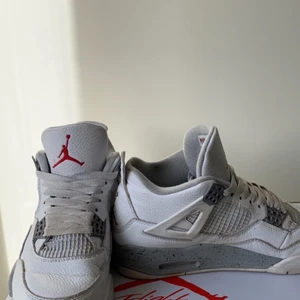 Jordan 4 Oreo - Con 5/10 (lite smutsiga bara) storlek: 43                                          Använda sen i början av februari…  helt äkta med box.             Pris kan diskuteras men bud börjar på 2000kr. Dom är sämre con nu än på bilderna. Mer bilder privat.