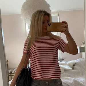 Randig t-shirt från Zara i storlek S - Säljer denna fina vit-röd randiga t-shirten från Zara. Knappt använd så tröjan är som nyskick. 