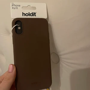 Iphone skal - Fick i julklapp, helt nytt!!! aldrig användt, brunt Holdit skal, säljer pga har fel telefon 