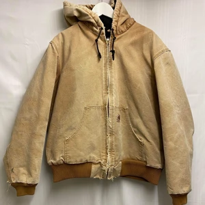 Carhartt fodrad jacka - En fodrad Carhartt jacka som är ganska sliten men som fortfarande har en del att ge! Säljer den billigt då den skulle behöva lagas och fixa en ny grej som man drar upp dragkedjan med då den är sönder! Kan nog bli fin med lite omhändertagande😁