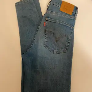 Säljer mina Levi’s Mile High Super Skinny Jeans (stl 27) då jag växt ur de. Väldigt fint skick. Kommer från rök- och djurfritt hem. Köparen står för frakten💗