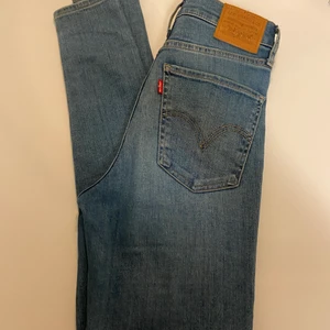 Levi’s Mile High Super Skinny Jeans - Säljer mina Levi’s Mile High Super Skinny Jeans (stl 27) då jag växt ur de. Väldigt fint skick. Kommer från rök- och djurfritt hem. Köparen står för frakten💗