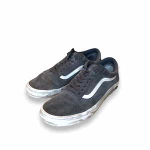 Vans Old School Mocha Grå - Vans Old School i använt skick, gjord av Grå mocha skinn. Storlek 43