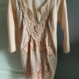 Laurie & Joe silke blus tunika - Tunika köpte i butik i Paris. Äkta silke. Snyggt färg. Bra kvalité. Fler bilder kan skickas. One size. Har tyvärr inte bilder när jag har blusen på mig. 