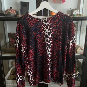 Leopard tröja - Jätte Finn tunn stickad tröja i ett fint leopard mönster