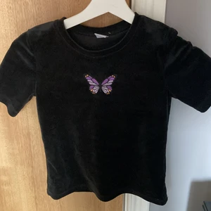 Tröja  - En jätte härlig tröja med velour (stav) material och en fjäril på. Säljer pga inte min stil längre, Storleken är 134/140