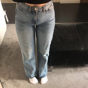 Blåa jeans - såljer dessa blå jeansen pga att de börjar bli lite för små, de sitter jätte bra & är super sköna och är i storlek XS, säljer för minst 150kr + frakt men priset kan diskuteras💗 