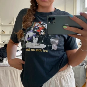 T-shirt med tryck - Supercool t-shirt med tryck från Bershka. I jättebra skick, matchar nästan till allt. Storlek S.