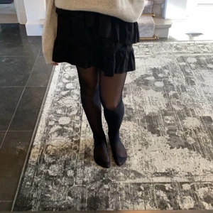 Volangkjol - Super fin kjol köpt på lucca för ett dag sedan men aldrig använd! Står att den är för 8 år men skulle sägas upp att det är mer en XS-S! Nypris runt 900kr!💓