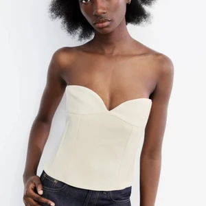 Zara topp - Säljer min korsett topp från zara i storlek M. Prislappen är kvar då jag endast har prova den. Säljer pga att den va för stor vid bysten. Frakt tillkommer