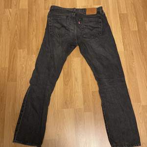 Levis 501 gråa. Storlek 31/32.  Skick 8/10, använda ett fåtal gånger.