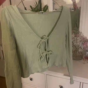 Kofta - En grön knytkofta från monki, storlek S, 100kr + frakten man själv får stå för💓