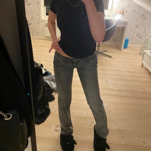 Jeans - Skit snygga jeans med coola detaljer på fickorna! Storleken är 36 men skulle säga att dom sitter mer som 32/ en liten 34. Innerbenslängd 80, midjemått 87