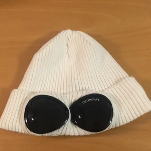 C.P white beanie - Aldrig använd. Nypris 1100