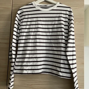 Randig topp - En randig topp från nakd med mörkgrå ränder, storlek s oanvänd 😊 frakt tillkommer vid leverans 🙆🏼‍♀️