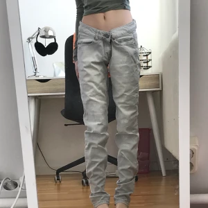 Jeans - Super snygga jeans i storlek m tror jag men passar  mig med xs! Säljes för 40kr plus frakt, priset kan diskuteras 