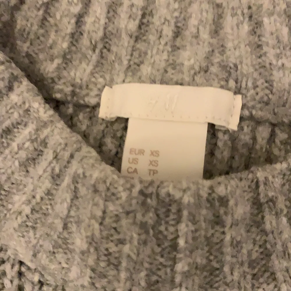 fin grå stickad tröja frpn hm💕 super härligt mjukt material! . Tröjor & Koftor.