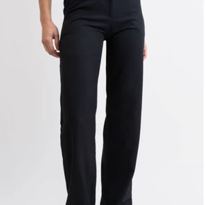 Kostymbyxor från madlady - Helt perfekta kostymbyxor från madlady i S. Säljer då de är för stora för mig, använda ca 3 ggr så i princip i nyskick. Kan fraktas och hämtas i Borås.