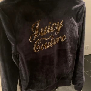 Juicy Couture - En mörk blå juicy couture kofta med stort tryck på ryggen och litet tryck fram. Köpt på Nk, Hel & inga konstigheter