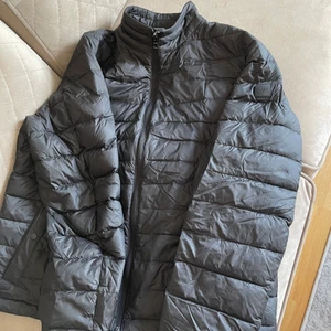 Boss vårjacka i stl M - Säljer en helt ny herr Boss vårjacka i stl M men passar som L också. 