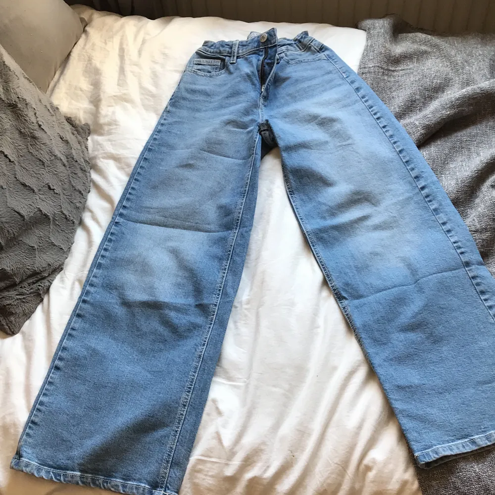 Ett par jeans på Kappahl köpa för jätte länge sen så vet inte om dom fortfarande finns kvar. Dom har storleken 158 och är för korta för mig som är 165cm lång så det är därför ja säljer dom. Väldigt utsvängda men fina. Inga fläckar eller något💗 Köpta för 250kr och säljer för 100. Jeans & Byxor.