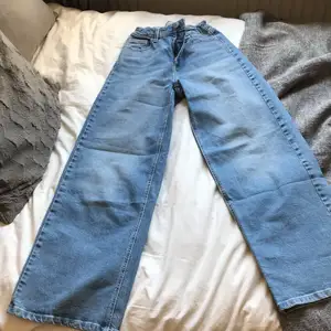 Ett par jeans på Kappahl köpa för jätte länge sen så vet inte om dom fortfarande finns kvar. Dom har storleken 158 och är för korta för mig som är 165cm lång så det är därför ja säljer dom. Väldigt utsvängda men fina. Inga fläckar eller något💗 Köpta för 250kr och säljer för 100