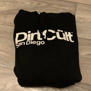 Dirtcult - Säljer denna hoodie, storlek m men känns mer som en s💞