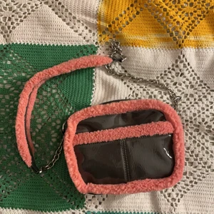 crossbody-väska i vinyl - Säljer min dö snygga och unika vinyl väska från topshop !! Köpt för 400-> priset kan diskuteras☺️ 