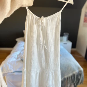 Vit klänning  - Söt liten vit klänning från Bershka, den är helt ny! Storlek xs💗