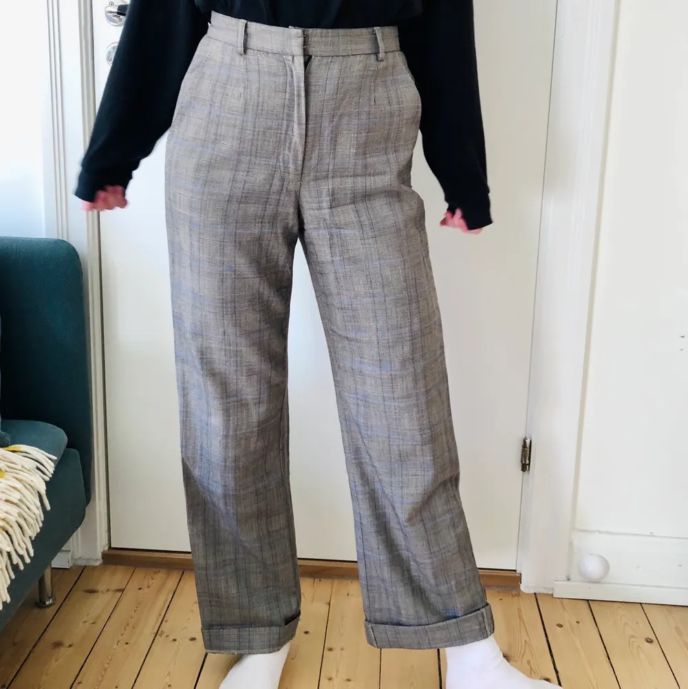 Riktigt snygga kostymbyxor i vintage stil! Snygg passform med hög midja och lite blått i det grå rutiga mönstret. Strl 36 ungefär.. Jeans & Byxor.