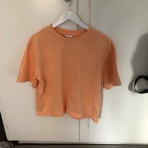 Oanvänd Korallfärgad t-shirt storlek XL