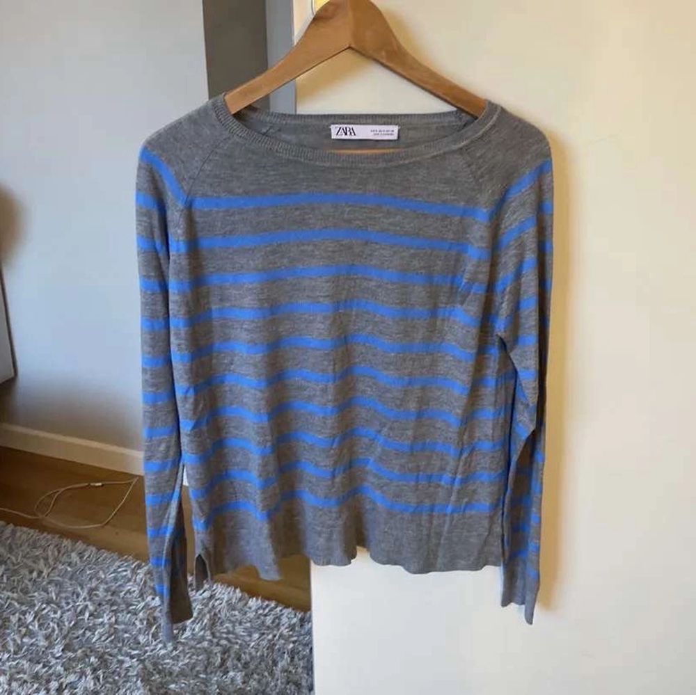 Säljer nu min populära zara tröja med blå grå ränder🙌🏻säljer då den inte kommer till användning längre🤩högsta budet ligger just nu på 160 +frakt men om köparen ångrar sig är det bara att buda men lägsta bud är 130+ frakt 😋. Tröjor & Koftor.